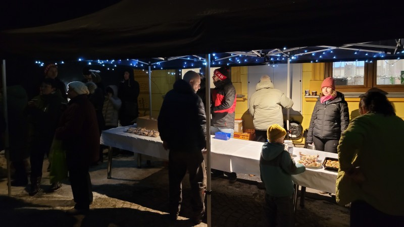 Návštěvníci tak mohli v klidu ochutnávat vánoční cukroví, zahřát se svařákem nebo čajem a nasávat předvánoční náladu.