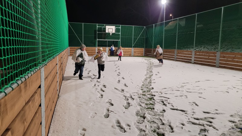 Radost byla poznat okamžitě, když děti vběhly a začaly dovádět na novém hřišti.