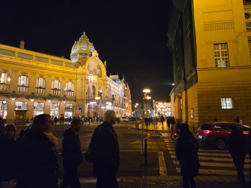 Na fotografii je noční Praha s nádherně osvětlenými budovami, kolem kterých jsme procházeli po představení cestou k autobusu.