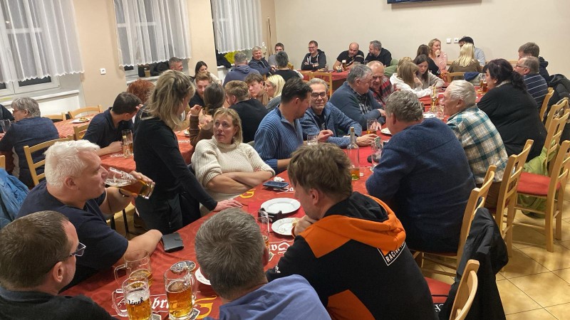 Komu byla velká zima, mohl zavítat do společenské místnosti školy, kde byla připravena česnečka a vepřový plátek.