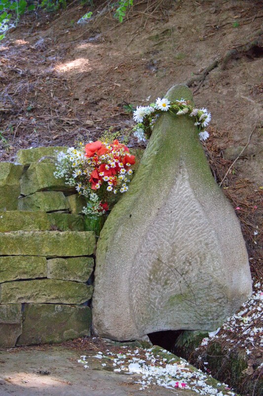 Králka klíčem otevřela studánku, aby její voda mohla proudit okolní přírodou.