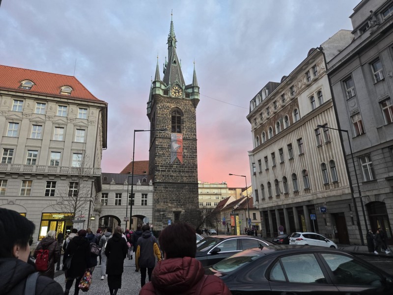 Červená obloha nad pražskou ulicí při našem odchodu z divadla