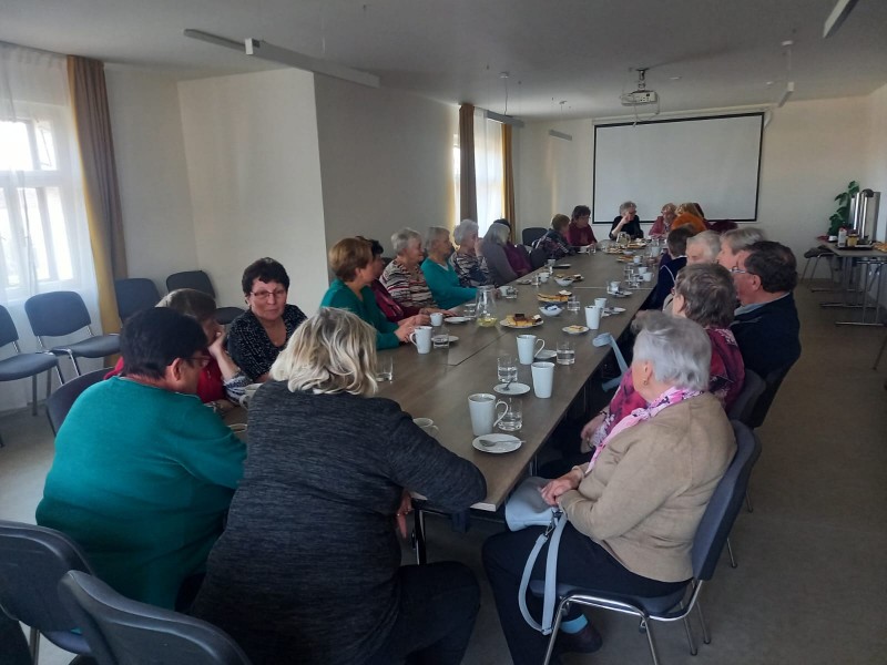 Zasedací místnost se zaplnila a panovala skvělá atmosféra.