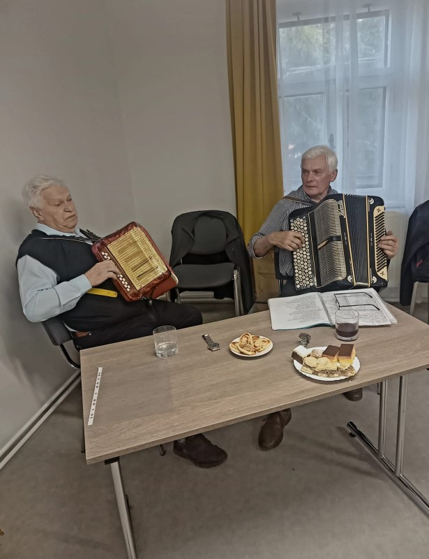 Dva harmonikáři veselou hrou na harmoniku zpříjemnili odpoledne všem návštěvníkům.