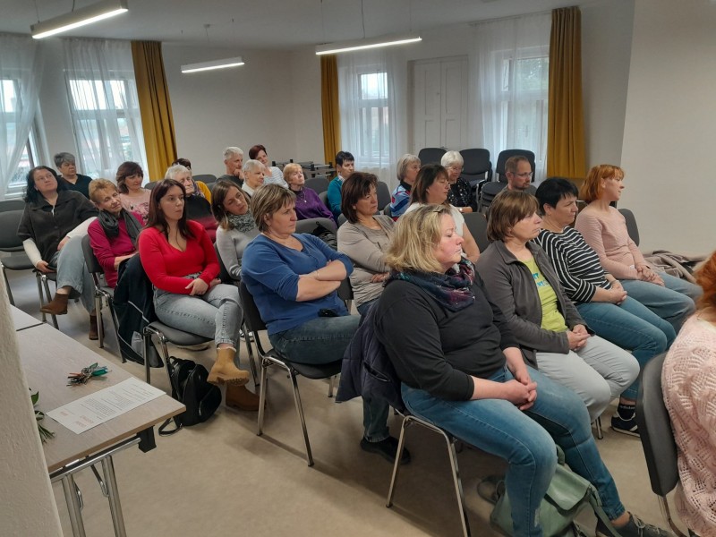 Přednáška o hospicové péči v zasedací místnosti, která se zaplnila. 