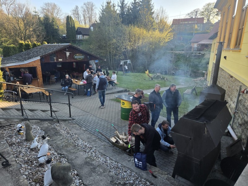 Po zazvonění zvonu na kapličce se pergola i připravené posezení rychle zaplnily. 